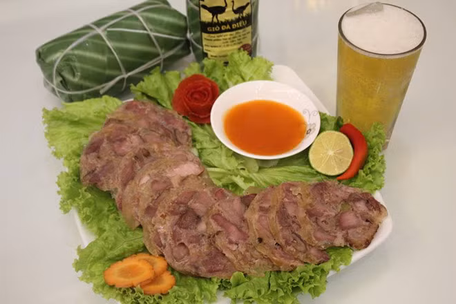 Giò đà điểu: So với những loại giò ngựa, giò me, giò đà điểu tương đối mới mẻ. Nó được làm từ nguyên liệu chính là thịt đà điểu. Món giò hấp dẫn này có hình thức gần tương tự giò me, hương vị có chút giống như giò bò nhưng lạ miệng hơn.