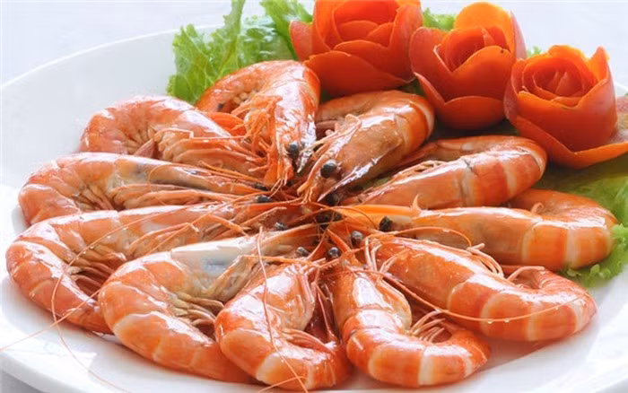 Đa phần người miền Nam rất ít ăn tôm vào ngày đầu năm bởi họ cho rằng tôm đầu to và đi giật lùi nên ăn vào sẽ khó “đầu xuôi, đuôi lọt”. Mọi việc trong năm mới sẽ không thể thuận buồm xuôi gió, không thăng tiến và phát tài phát lộc được.