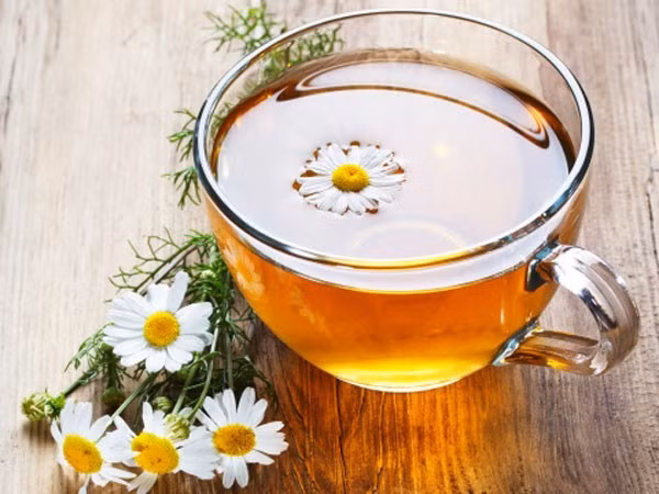 Trà hoa cúc có tác dụng giúp giấc ngủ ngon. Trà thảo mộc này còn có đặc tính kháng khuẩn, chống viêm, bảo vệ gan, giảm các triệu chứng tiền kinh nguyệt và cân bằng lượng insulin.