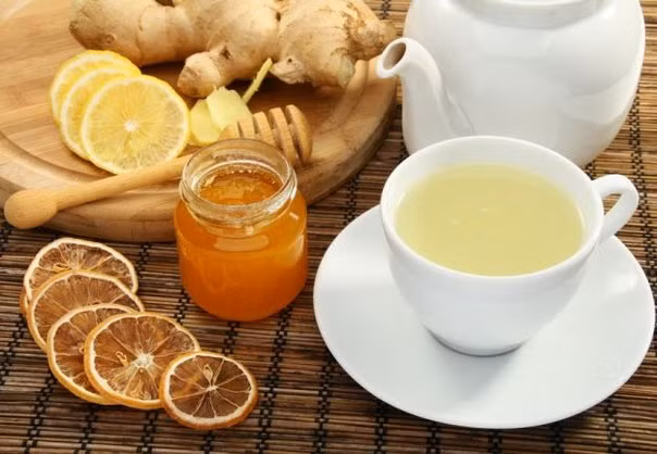 Trà gừng chứa nhiều vitamin C, axit amin, canxi, kẽm. Bạn uống trà gừng mỗi ngày sẽ ngăn ngừa ung thư, cải thiện tiêu hóa và tuần hoàn máu, tăng cường hệ miễn dịch, giảm đau đầu, chuột rút và tốt cho trí não.