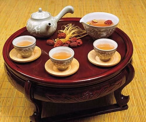 Trà nhân sâm: Tác dụng chữa chứng ngủ nhiều người vẫn mệt mỏi. Cách chế biến: Trà ngon 10g, nhân sâm 10g, cam thảo 4g, táo đỏ 3 quả pha nước uống sau khi ngủ dậy.