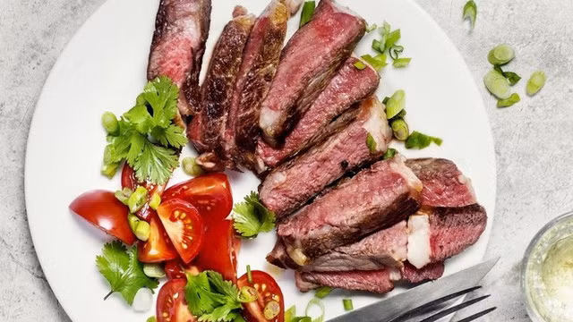 Các loại thịt đỏ (thịt bò, thịt ngựa, thịt trâu, thịt dê): Chứa lượng đạm cao nên khi người bệnh gút ăn nhiều sẽ dẫn đến dư thừa protein, sản sinh và gia tăng acid uric, gây ra các cơn đau gút.