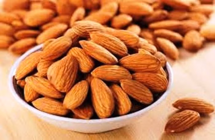 Hạnh nhân chứa một số chất dinh dưỡng có lợi như vitamin E, magiê, chất xơ, carbohydrate, protein và mangan. Vitamin E, magiê và kali có thể làm giảm mức cholesterol xấu.