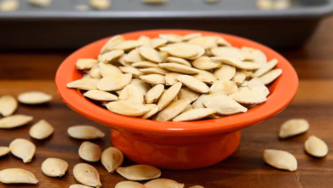 Hạt bí ngô rất giàu chất xơ và protein, đó là yếu tố cần thiết để giảm cân. Lý do khi ăn hạt bí ngô, giúp bạn cảm thấy no lâu hơn. Trong mỗi một cốc hạt bí ngô có khoảng 285 calo. Nguồn ảnh: Internet. 