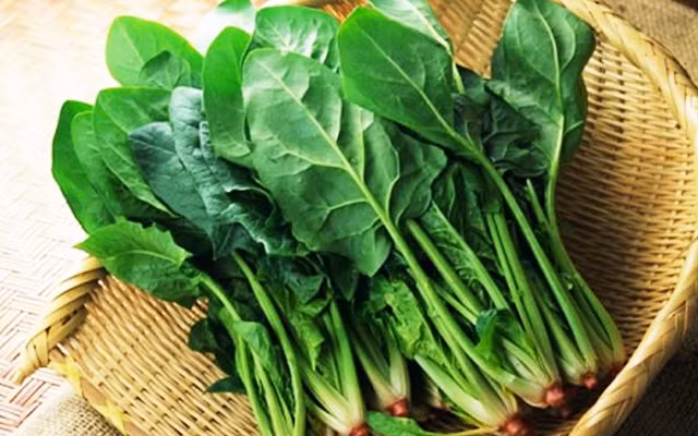 Rau bina (cải bó xôi) chứa nhiều chất dinh dưỡng tốt cho tim mạch. Nó chứa ít calo, nhiều chất xơ, kali, folate và magiê. Tất cả những đặc tính này giúp duy trì và giảm mức huyết áp.