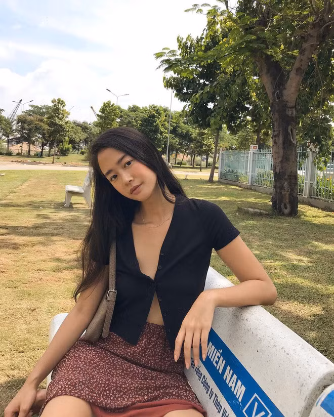 Trên Instagram, cô được nhiều bạn trẻ mến mộ bởi những bức hình đẹp đầy chất vintage.