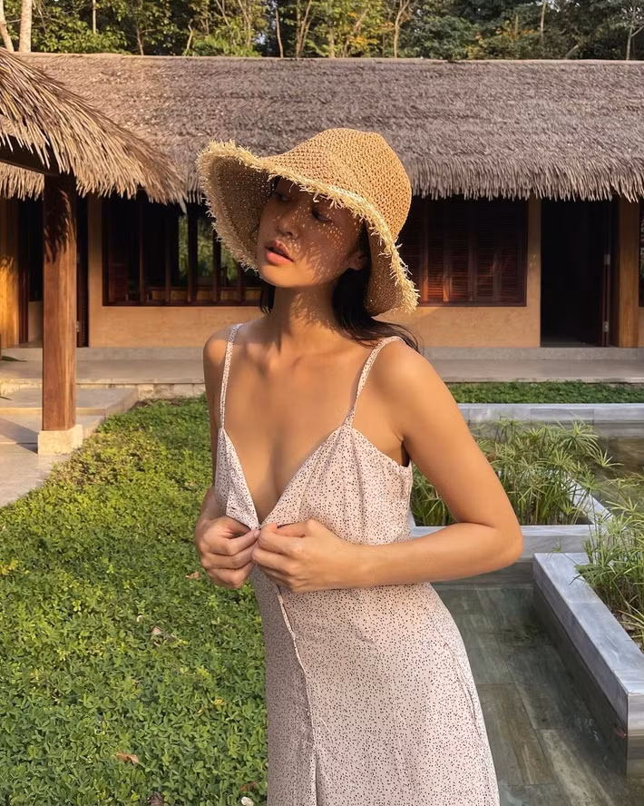 Sinh ra và lớn lên tại Paris nên Thuỳ Trinh cũng thấm đẫm phong cách thời trang sexy nơi đây, đặc biệt cô rất chuộng thả rông vòng một.