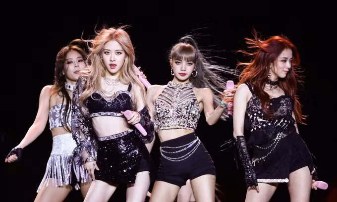 Trên sân khấu, Black Pink tỏa sáng với trang phục tông đen và đính đá lấp lánh.