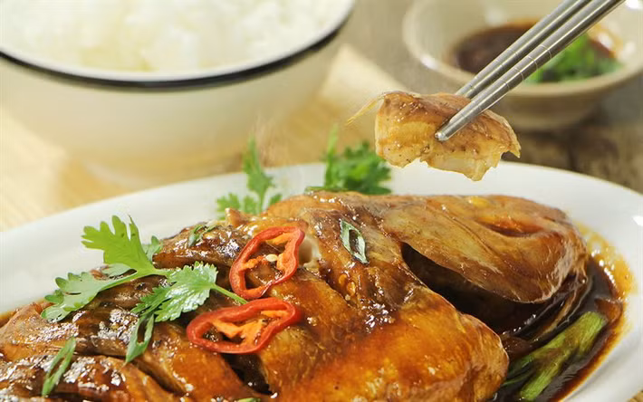 Cá cũng là món ăn phổ biến trong dịp Tết ở Singapore. Món cá biểu tượng cho sự phong phú dồi dào trong năm mới. Vì ý nghĩa đó, món ăn này rất phổ biến ở Singapore, đặc biệt với những người làm kinh doanh. Ảnh: Internet.