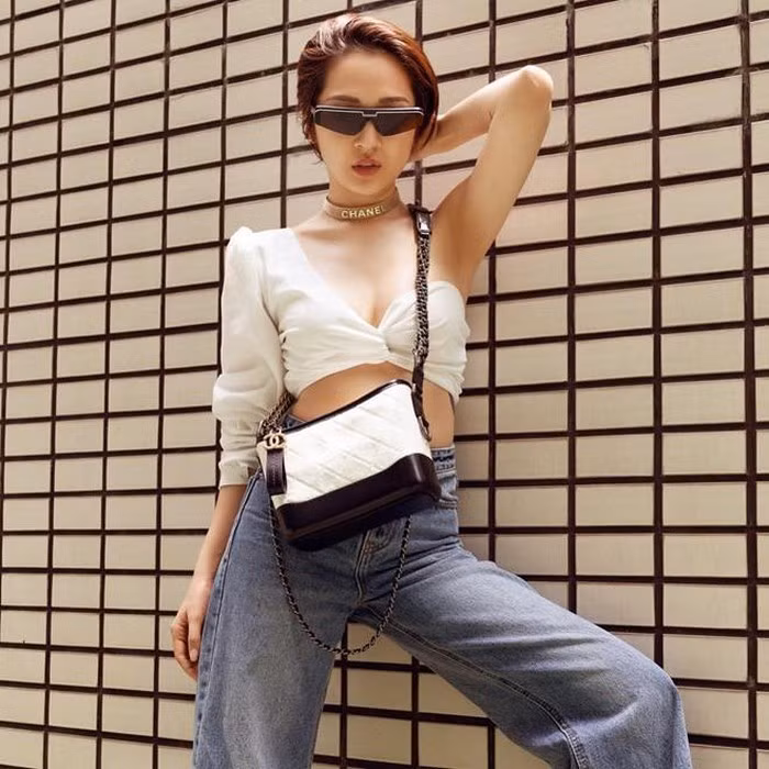 Nhờ sở hữu đôi chân thon dài và vóc dáng bốc lửa, nữ ca sĩ Bảo Anh ngày càng chuộng gu thời trang nóng bỏng, khoe eo thon.