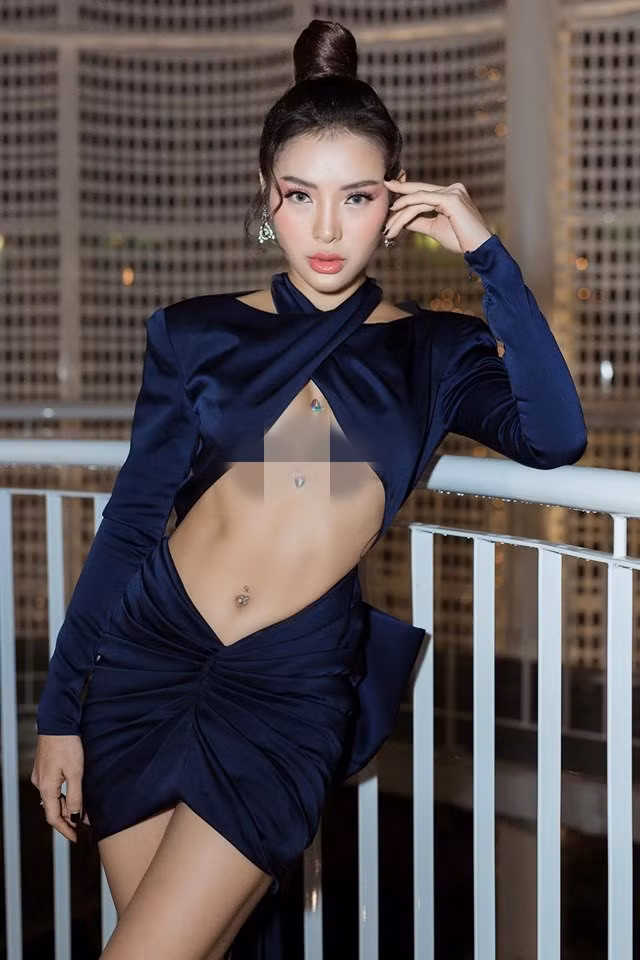 Trong một sự kiện hồi tháng 6, Phương Trinh Jolie gây tranh cãi không ít khi diện trang phục cắt xẻ táo bạo để lộ phần chân ngực.