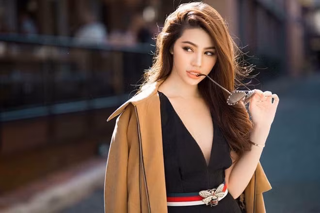 Với gương mặt xinh đẹp, vóc dáng thon gọn cùng gu thời trang sang chảnh, sành điệu, Jolie Nguyễn luôn biết cách thu hút mọi ánh nhìn của đám đông.