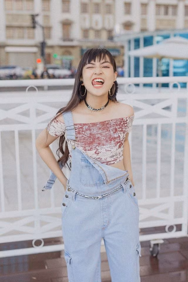 Áo nhung trễ vai phối với quần yếm bò vừa cá tính vừa sexy.