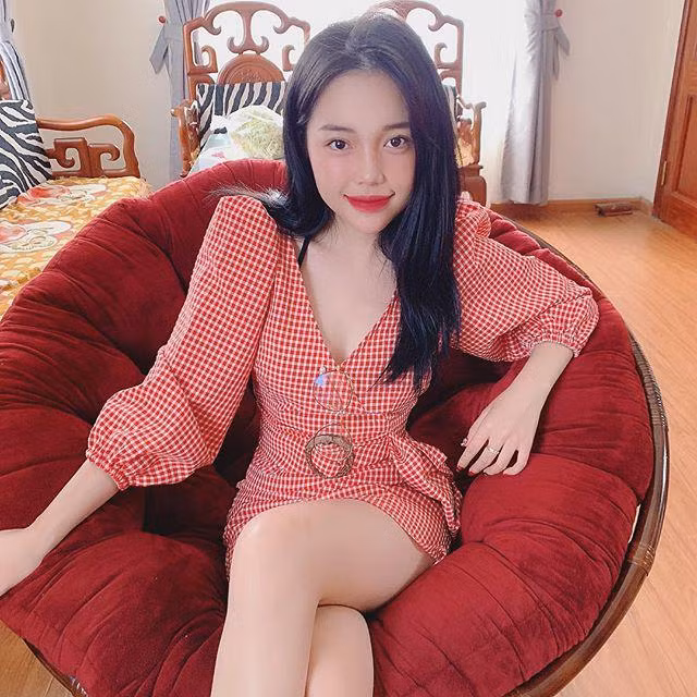 Mẫu váy liền tay dài bồng bềnh và ngực xẻ sâu cũng được Linh Ngọc Đàm áp dụng để khoe vóc dáng nuột nà.