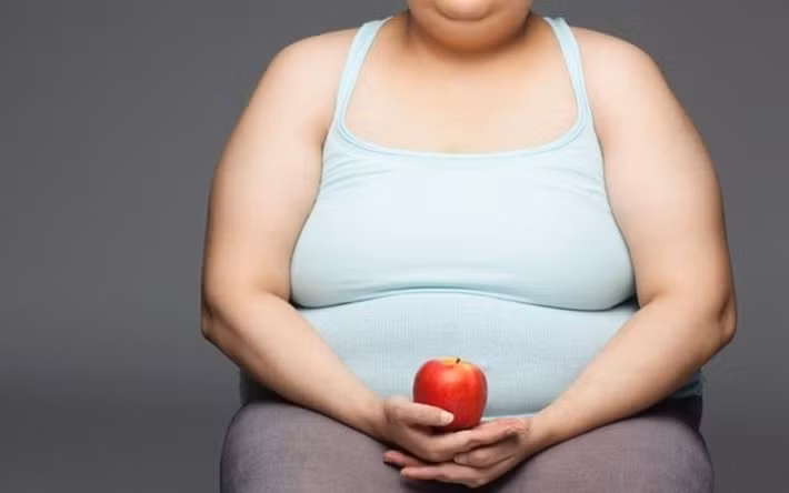 Những người béo phì có xu hướng tích tụ mỡ trong gan gây ra tình trạng gan nhiễm mỡ. Béo phì cũng liên quan tới xơ gan và suy gan. Những người bị tiểu đường do kháng insulin có hàm lượng insulin cao trong máu, gây tăng cân vùng bụng. Điều này khiến gan tích tụ mỡ bên trong gây nên bệnh gan nhiễm mỡ.