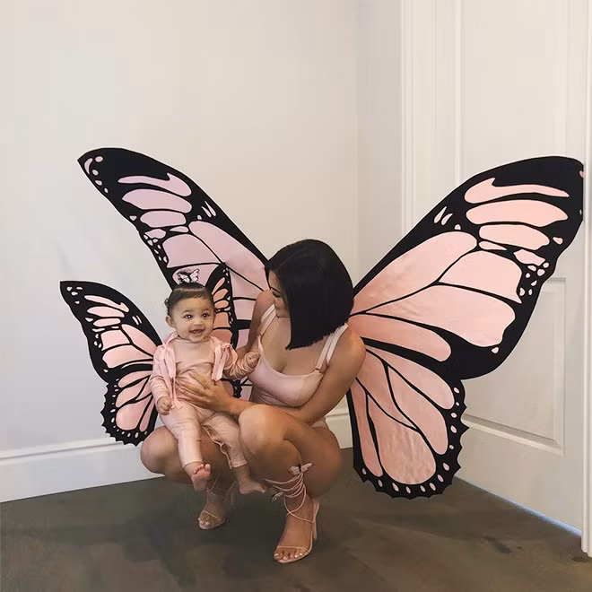 Vào dịp Halloween 2018, Kylie và con gái cùng diện đồ màu hồng và đeo cánh bướm khổng lồ cùng tông màu. Ảnh: Internet.