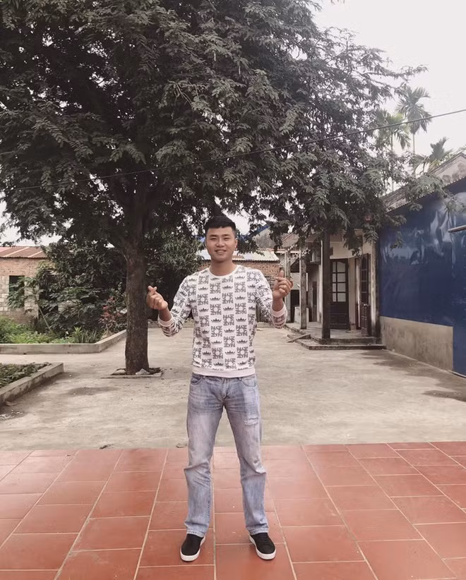 Áo thun và quần jean cũng là bộ trang phục cũng được Văn Toản ưa chuộng.