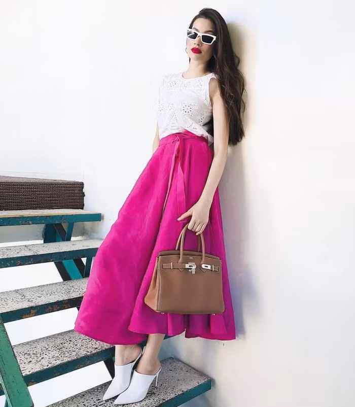 Áo trắng phối với chân váy hồng rực rỡ khiến Phạm Hương trông sang chảnh như một tiểu thư đài các. Ảnh: FBNV.
