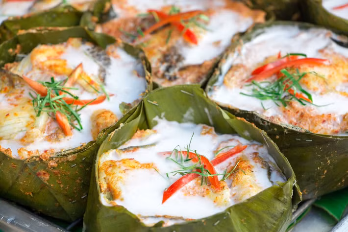 Đầu tiên là mang khượng, mắm bò hóc, đường và trứng đánh thành hỗn hợp, đem nấu cho sệt. Sau đó, bọc cá phi-lê nguyên miếng bằng hỗn hợp này, dặm thêm vài chiếc lá chùm ruột rồi gói lại bằng lá chuối và đem hấp.
