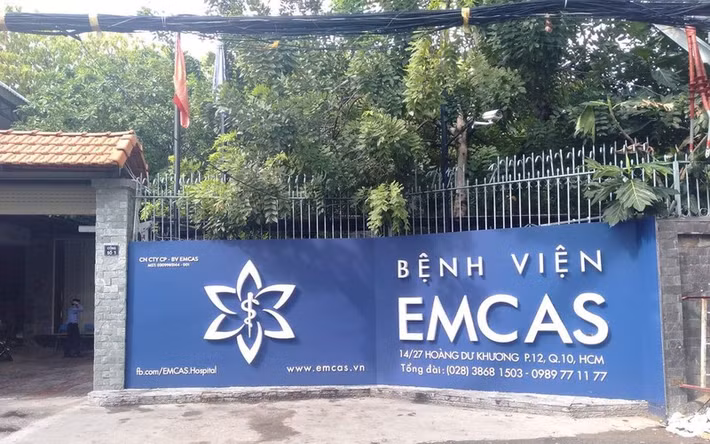Trước đó không lâu, bệnh viện thẩm mỹ EMCAS (ở TP.HCM) cũng xảy ra một ca tử vong do nâng ngực. Ngày 17/10, chị V.N.A.T (33 tuổi) đến bệnh viện thẩm mỹ EMCAS thực hiện phẫu thuật thẩm mỹ nâng ngực. Sau 5 giờ phẫu thuật, bệnh nhân có biểu hiện bất thường: sùi bọt mép, lơ mơ. Ngay lập tức, bệnh nhân được tiến hành các biện pháp hồi sức rồi chuyển sang bệnh viện Nhân dân 115. Tuy nhiên, bệnh nhân đã tử vong.