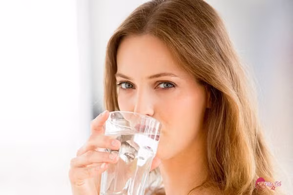 Để hạn chế tác hại của ô nhiễm không khí cho người sống trong vùng ảnh hưởng, các chuyên gia đã đưa ra lời khuyên về việc đều đặn bổ sung thực phẩm dinh dưỡng mỗi ngày. Một điều quan trọng hơn cả, chúng ta nên uống nhiều các loại nước lọc, nước khoáng, nước suối vì chúng có tác dụng rất tốt với cơ thể.