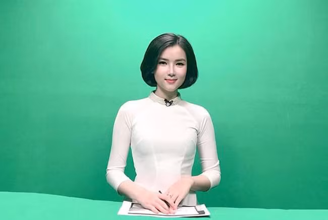 Nhiều người nhận ra, cô gái đi cùng "Dũng gôn" chính là MC, biên tập viên Phạm Khánh Linh. Không chỉ có ngoại hình xinh đẹp, cô nàng còn sở hữu gu thời trang sexy, sành điệu.