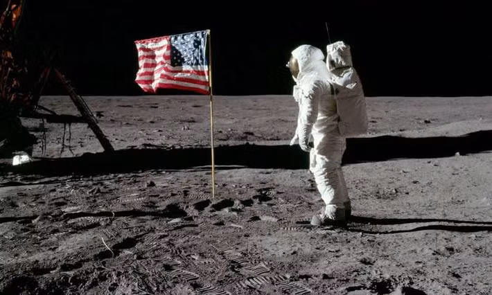 Thêm nữa, khi ấy, Mỹ đạt được nhiều thành công với Chương trình Apollo trong lĩnh vực chinh phục vũ trụ.