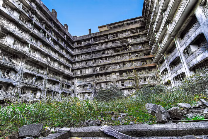 Hàng năm, lượng lớn du khách đến thăm quan đảo Hashima để tìm hiểu quá khứ.