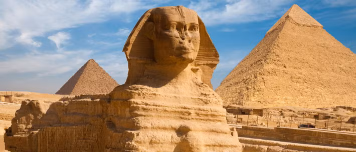 Điều thú vị là bên trong Đại kim tự tháp Giza không hề có chữ tượng hình hay ký tự cổ nào.
