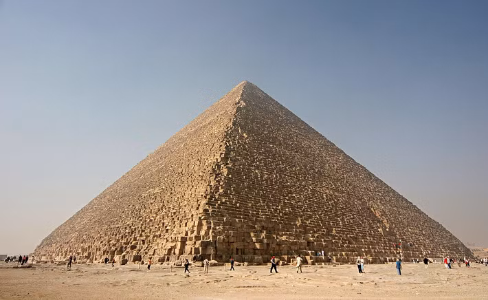 Đại kim tự tháp Giza hay con gọi kim tự tháp Kheops hoặc Khufu nằm ở vùng ngoại ô thủ đô Cairo của Ai Cập. Đây là kỳ quan thế giới cổ đại duy nhất còn nguyên vẹn và tồn tại đến ngày nay.