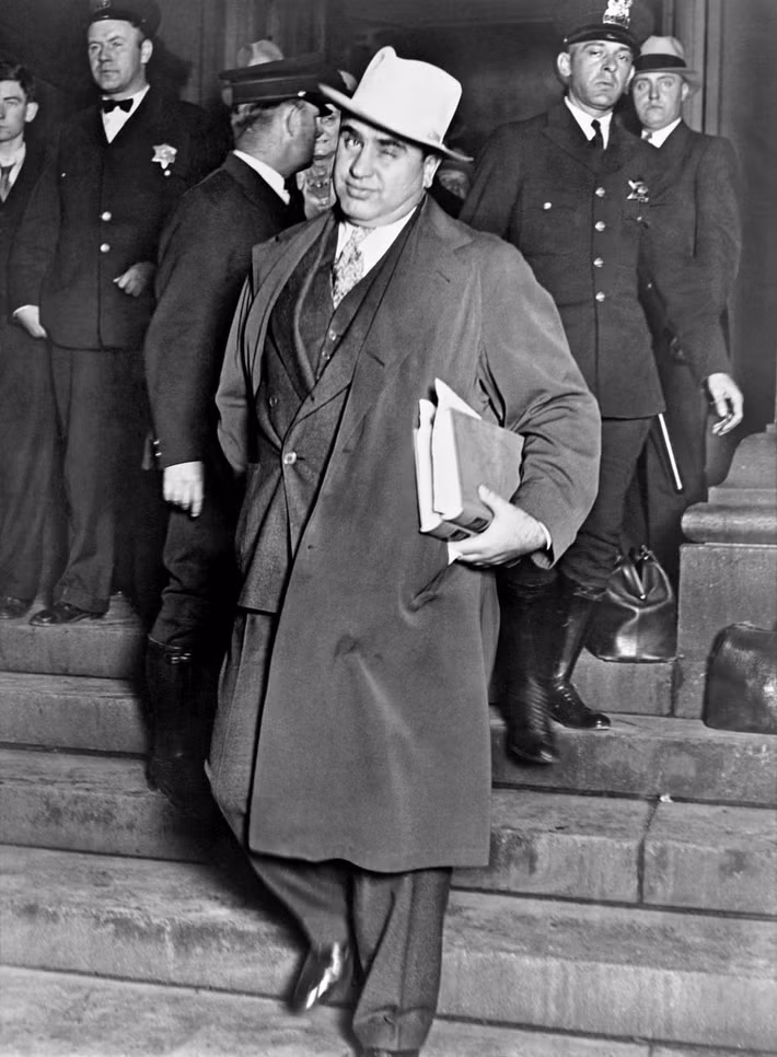 Cụ thể, khi ở tuổi thiếu niên, Al Capone bỏ học và làm bồi bàn tại một quán rượu. Một lần, gã trêu ghẹo một cô gái nên bị người đàn ông đi cùng rút dao rạch mặt. Vụ việc này khiến Capone có hai vết sẹo bên má trái. Biệt danh "mặt sẹo" gắn liền với tên tuổi của gã kể từ đó.