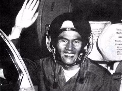 Sinh ngày 14/2/1947 tại xã Quốc Tuấn, huyện Kiến Xương, tỉnh Thái Bình, anh hùng Phạm Tuân đi vào lịch sử là người Việt Nam và châu Á đầu tiên bay vào vũ trụ. Ảnh: baotanglichsu.