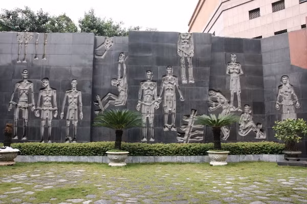 Sau khi đi vào hoạt động đến năm 1954, nhà tù Hỏa Lò là nơi giam giữ nhiều tù nhân chính trị, những người ái quốc chống lại chính quyền thực dân Pháp. Trong số này có nhiều chiến sĩ cách mạng nổi tiếng lịch sử Việt Nam như: Nguyễn Văn Cừ, Trường Chinh, Lê Duẩn, Nguyễn Văn Linh, Đỗ Mười, Hoàng Quốc Việt, Nguyễn Đức Cảnh, Hoàng Văn Thụ, Nguyễn Lương Bằng, Trần Đăng Ninh…