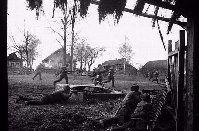 Quân đội Liên Xô tấn công các đơn vị lính Đức ở Tarutino, vùng Kaluga tháng 10/1941.