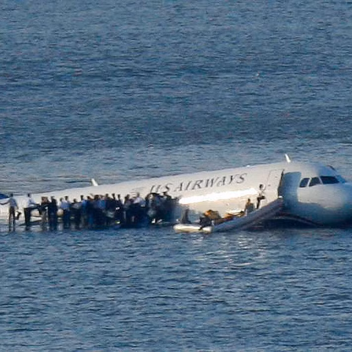 Quyết định này của cơ trưởng Sullenberger đã tạo ra "phép màu" cứu sống toàn bộ 155 người trên chuyến bay. Dù vậy, một số người trên chuyến bay bị thương nhẹ.