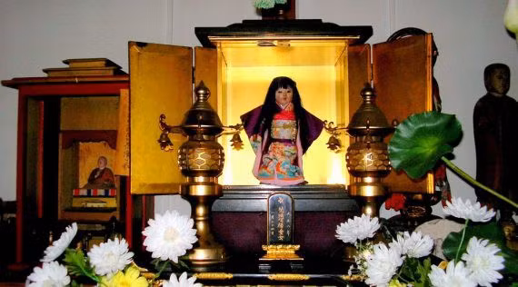 Đó là mái tóc của con búp bê không ngừng dài ra. Gia đình cho rằng bên trong con búp bê là linh hồn của Kikuko.