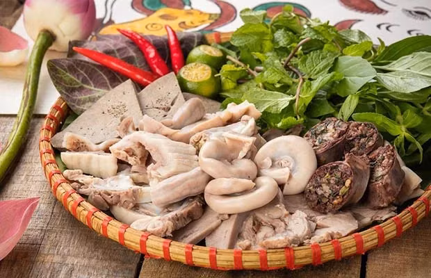 Ruột già là bộ phận nằm trong hệ tiêu hóa của lợn nên rất bẩn. Nếu bạn thích ăn lòng lợn thì sau khi mua về phải rửa thật sạch để đảm bảo không còn chất thải. Tuy nhiên, cũng chỉ nên ăn ít, nếu không sẽ ảnh hưởng đến sức khoẻ.