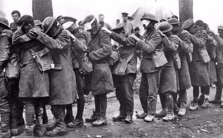 Khi ấy, quân lính Đức sử dụng khí clo để tấn công hai sư đoàn lính Pháp ở Ypres năm 1915.
