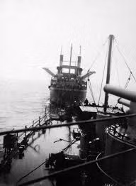Trong quá trình điều tra vụ mất tích tàu USS Cyclops, giới chức Mỹ phát hiện con tàu gặp nạn chưa từng phát tín hiệu cấp cứu. Thêm nữa, các thành viên thủy thủ đoàn USS Cyclops cũng không trả lời tín hiệu vô tuyến từ nhiều tàu khác của Mỹ trong khu vực.