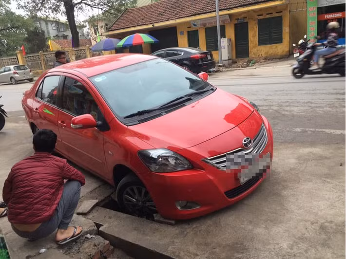 Tuy nhiên khi chuyển cây đi, những hố trồng cây dưới lòng đường không được lấp hoặc lấp sơ sài đã biến nó trở thành những cái "bẫy" trên đường. Thực tế, một số phương tiện ô tô đã sập "bẫy" khi lưu thông qua đây. 