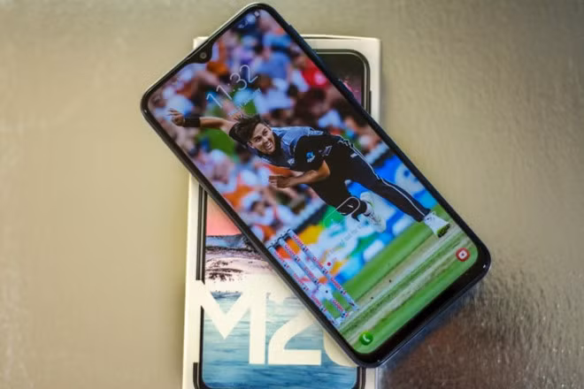 Màn hình của Galaxy M20 có kích thước 6,3 inch Full HD+, tỷ lệ 19,5:9. Phần viền màn hình của máy được làm khá mỏng so với các đối thủ trong phân khúc.