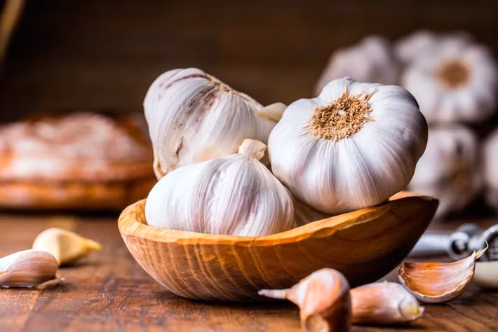 Tỏi là thực phẩm rất tốt cho sức khỏe, tuy nhiên, ăn tỏi có thể gây hôi miệng nên rất nhiều người e ngại khi sử dụng nó. Để ăn tỏi không sợ hôi miệng, bạn hãy bỏ túi các mẹo sau.