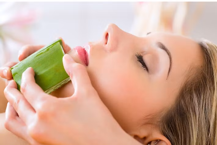 Trị mụn: Khả năng tái tạo mô da và làm lành tổn thương giúp gel lô hội trở thành nguyên liệu hàng đầu trong việc trị mụn và làm mờ sẹo sau mụn.
