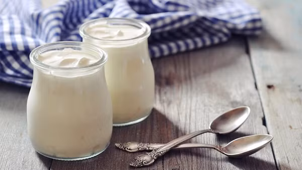 Tiếp nữa là thực phẩm giàu probiotics: Hệ vi khuẩn đường ruột mất cân bằng sẽ dẫn đến sức sống của đường tiêu hóa dần suy yếu, thức ăn lưu lại trong ruột quá lâu, hấp thu nước nhiều lần sẽ gây táo bón. Chỉ có men vi sinh chiếm ưu thế thì nhu động ruột, tiêu hóa, hấp thu và các chức năng khác sẽ bình thường, và nhu động ruột cũng bình thường.