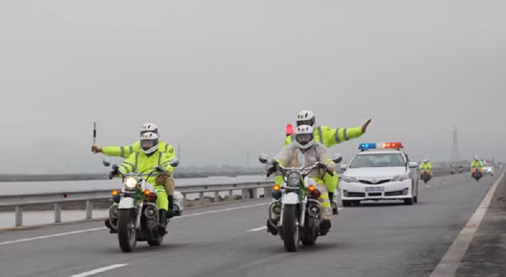 Lực lượng CSGT Hải Phòng đang tổ chức diễn tập với các phương án đảm bảo an toàn giao thông phục vụ cho đoàn lãnh đạo Triều Tiên thăm một số dự án lớn của Hải Phòng.