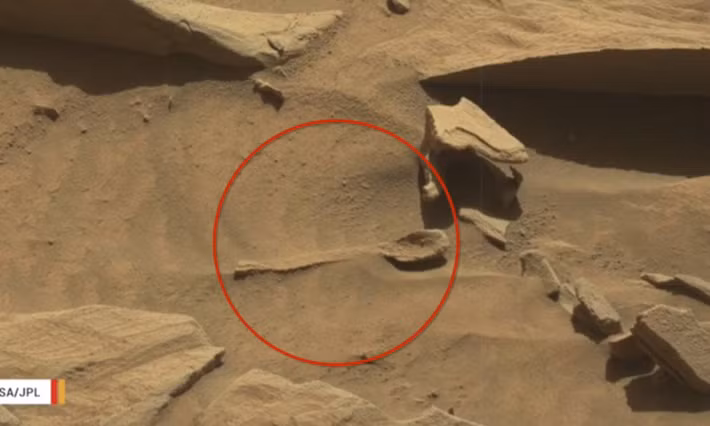 Tàu tự hành Curiosity của NASA chụp được bức ảnh một cấu trúc giống hình chiếc thìa trên bề mặt sao Hỏa.