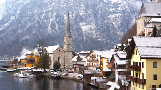 Hiện Hallstatt có khoảng 800 người dân sinh sống. Mỗi năm, nơi đây đón khoảng 1 triệu du khách ghé thăm. Vào những ngày cao điểm, ngôi làng bên hồ đẹp nhất thế giới có thể đón khoảng 10.000 lượt khách.