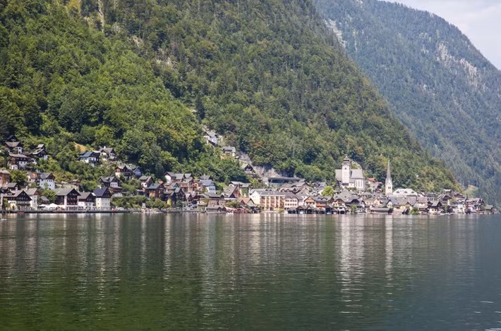 Đặc biệt, khi tới những vị trí cao nhất ở Hallstatt, du khách có thể ngắm nhìn vẻ đẹp thần tiên của ngôi làng bên hồ nổi tiếng thế giới.
