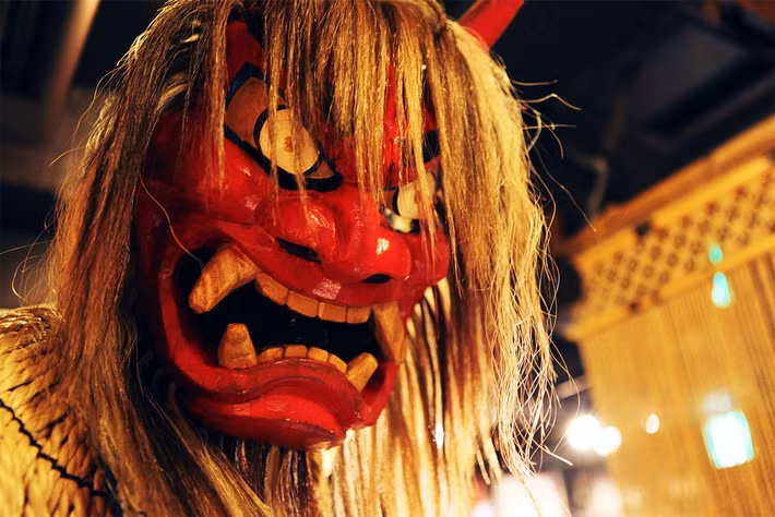 Hình ảnh quái vật Namahage càng trở nên đáng sợ hơn khi nó cầm một con dao rất lớn. Theo truyền thuyết, Namahage sẽ tới từng nhà vào đêm Giao thừa rồi gõ cửa, dọa dẫm những đứa trẻ lười biếng, không vâng lời cha mẹ.