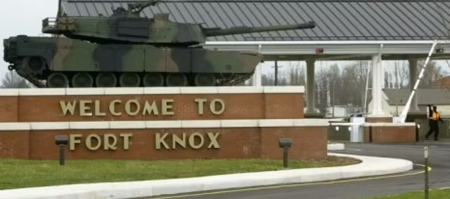 Hệ thống an ninh ở Fort Knox vô cùng nghiêm ngặt với nhiều lớp bảo vệ. Trong số này có 30.000 binh lính, xe tăng, xe bọc thép, máy bay chiến đấu và pháo thường trực bên ngoài kho vàng này.